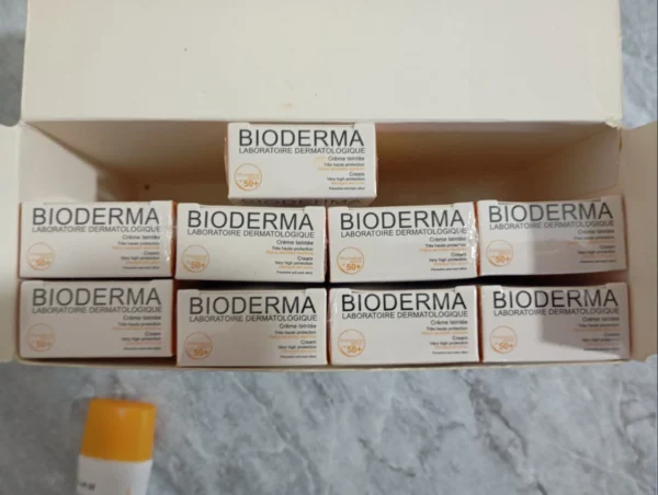 کرم ضد آفتاب بایودرما رنگی SPF 50 تعداد(رو هر جین 12 تا بهتون میدیم این جین ناقصه)